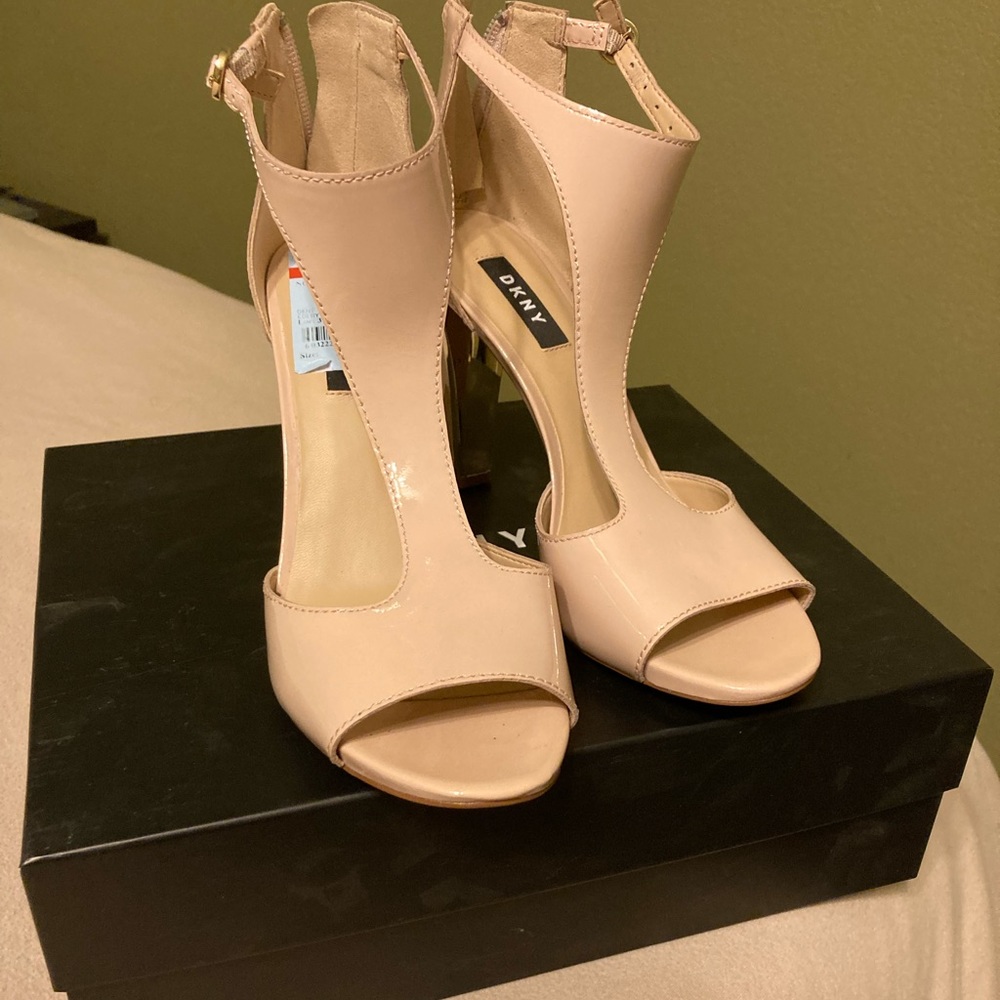 NWT Cream DKNY Pumps